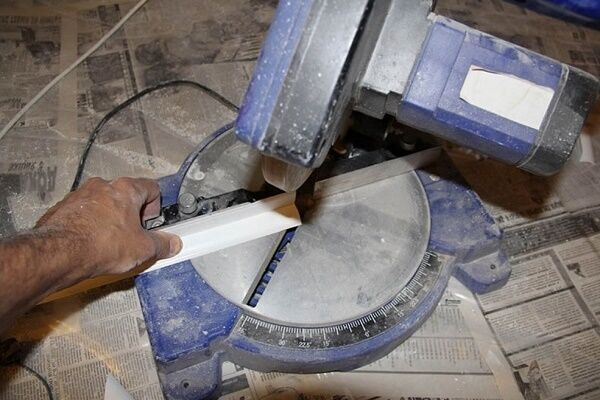 Как приклеить бордюр на ванну: разбор правил укладки + инструкция по установке Как приклеить бордюр на ванну: разбор правил укладки + инструкция по установке