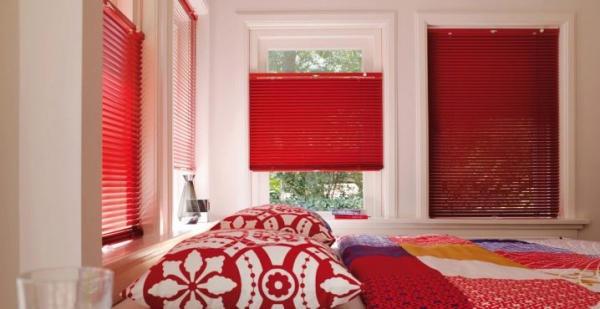 Жалюзи в спальню (75 фото): выбираем на пластиковые окна вертикальные и горизонтальные жалюзи Жалюзи в спальню (75 фото): выбираем на пластиковые окна вертикальные и горизонтальные жалюзи