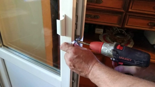 Инструкция по установке защелки на балконную пластиковую дверь Инструкция по установке защелки на балконную пластиковую дверь