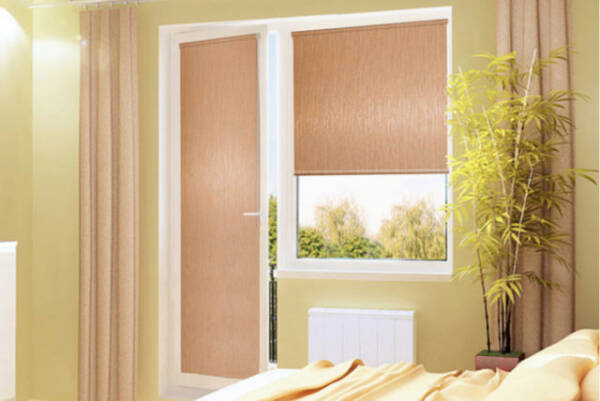 Жалюзи в спальню (75 фото): выбираем на пластиковые окна вертикальные и горизонтальные жалюзи Жалюзи в спальню (75 фото): выбираем на пластиковые окна вертикальные и горизонтальные жалюзи
