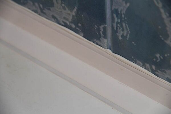 Как приклеить бордюр на ванну: разбор правил укладки + инструкция по установке Как приклеить бордюр на ванну: разбор правил укладки + инструкция по установке