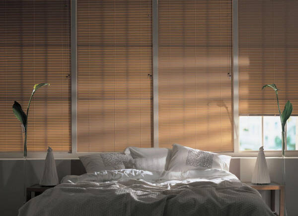 Жалюзи в спальню (75 фото): выбираем на пластиковые окна вертикальные и горизонтальные жалюзи Жалюзи в спальню (75 фото): выбираем на пластиковые окна вертикальные и горизонтальные жалюзи