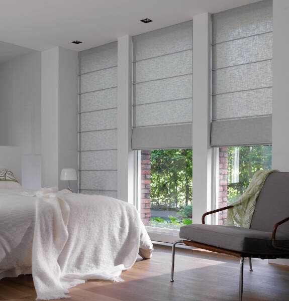 Жалюзи в спальню (75 фото): выбираем на пластиковые окна вертикальные и горизонтальные жалюзи Жалюзи в спальню (75 фото): выбираем на пластиковые окна вертикальные и горизонтальные жалюзи