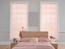 Жалюзи в спальню (75 фото): выбираем на пластиковые окна вертикальные и горизонтальные жалюзи Жалюзи в спальню (75 фото): выбираем на пластиковые окна вертикальные и горизонтальные жалюзи