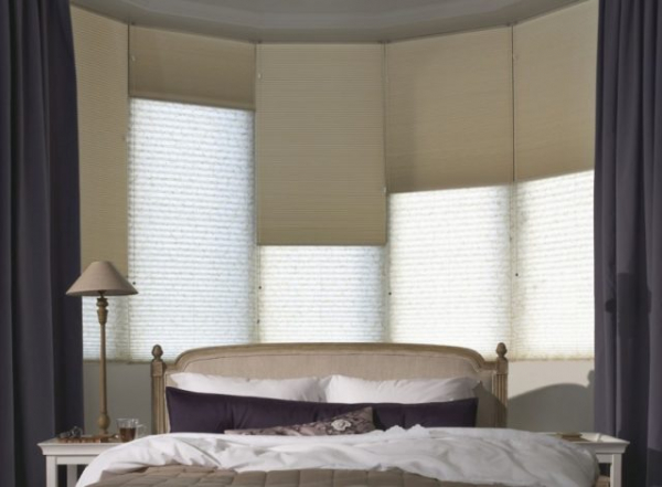 Жалюзи в спальню (75 фото): выбираем на пластиковые окна вертикальные и горизонтальные жалюзи Жалюзи в спальню (75 фото): выбираем на пластиковые окна вертикальные и горизонтальные жалюзи
