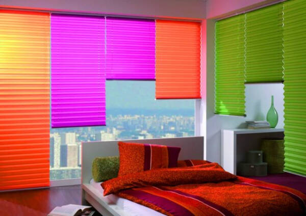 Жалюзи в спальню (75 фото): выбираем на пластиковые окна вертикальные и горизонтальные жалюзи Жалюзи в спальню (75 фото): выбираем на пластиковые окна вертикальные и горизонтальные жалюзи