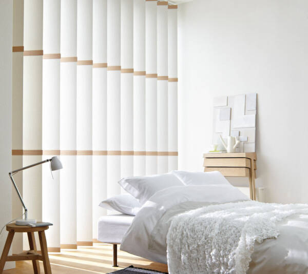 Жалюзи в спальню (75 фото): выбираем на пластиковые окна вертикальные и горизонтальные жалюзи Жалюзи в спальню (75 фото): выбираем на пластиковые окна вертикальные и горизонтальные жалюзи