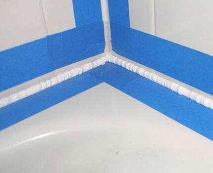 Как приклеить бордюр на ванну: разбор правил укладки + инструкция по установке Как приклеить бордюр на ванну: разбор правил укладки + инструкция по установке