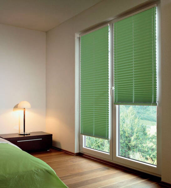 Жалюзи в спальню (75 фото): выбираем на пластиковые окна вертикальные и горизонтальные жалюзи Жалюзи в спальню (75 фото): выбираем на пластиковые окна вертикальные и горизонтальные жалюзи