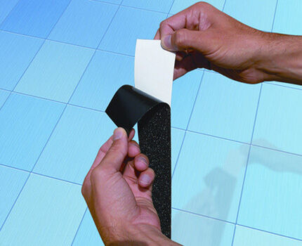 Как приклеить бордюр на ванну: разбор правил укладки + инструкция по установке Как приклеить бордюр на ванну: разбор правил укладки + инструкция по установке