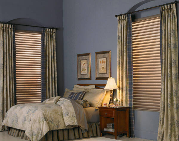 Жалюзи в спальню (75 фото): выбираем на пластиковые окна вертикальные и горизонтальные жалюзи Жалюзи в спальню (75 фото): выбираем на пластиковые окна вертикальные и горизонтальные жалюзи