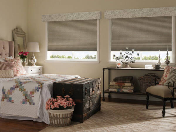 Жалюзи в спальню (75 фото): выбираем на пластиковые окна вертикальные и горизонтальные жалюзи Жалюзи в спальню (75 фото): выбираем на пластиковые окна вертикальные и горизонтальные жалюзи