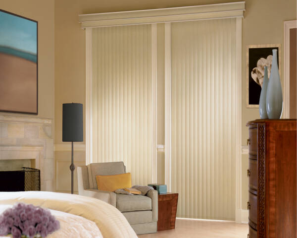 Жалюзи в спальню (75 фото): выбираем на пластиковые окна вертикальные и горизонтальные жалюзи Жалюзи в спальню (75 фото): выбираем на пластиковые окна вертикальные и горизонтальные жалюзи