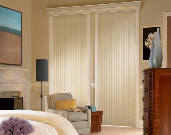 Жалюзи в спальню (75 фото): выбираем на пластиковые окна вертикальные и горизонтальные жалюзи Жалюзи в спальню (75 фото): выбираем на пластиковые окна вертикальные и горизонтальные жалюзи