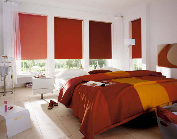 Жалюзи в спальню (75 фото): выбираем на пластиковые окна вертикальные и горизонтальные жалюзи Жалюзи в спальню (75 фото): выбираем на пластиковые окна вертикальные и горизонтальные жалюзи