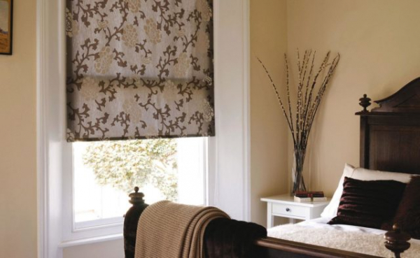 Жалюзи в спальню (75 фото): выбираем на пластиковые окна вертикальные и горизонтальные жалюзи Жалюзи в спальню (75 фото): выбираем на пластиковые окна вертикальные и горизонтальные жалюзи