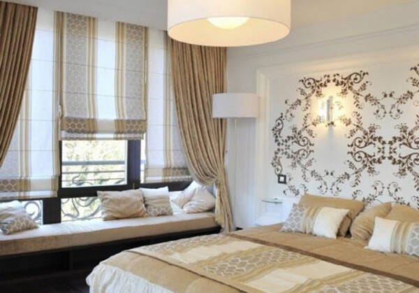 Жалюзи в спальню (75 фото): выбираем на пластиковые окна вертикальные и горизонтальные жалюзи Жалюзи в спальню (75 фото): выбираем на пластиковые окна вертикальные и горизонтальные жалюзи