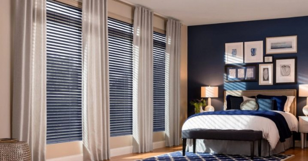Жалюзи в спальню (75 фото): выбираем на пластиковые окна вертикальные и горизонтальные жалюзи Жалюзи в спальню (75 фото): выбираем на пластиковые окна вертикальные и горизонтальные жалюзи