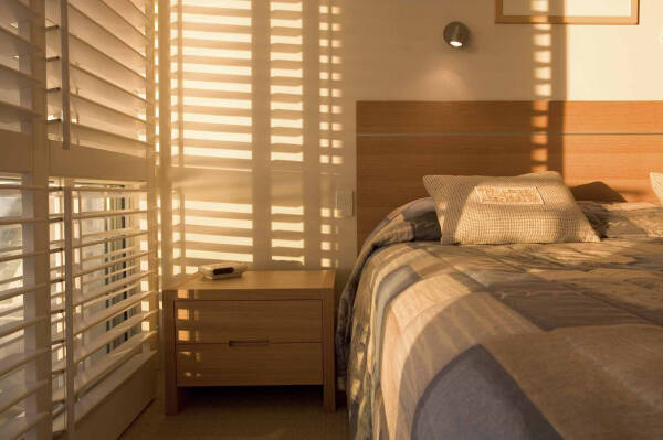 Жалюзи в спальню (75 фото): выбираем на пластиковые окна вертикальные и горизонтальные жалюзи Жалюзи в спальню (75 фото): выбираем на пластиковые окна вертикальные и горизонтальные жалюзи