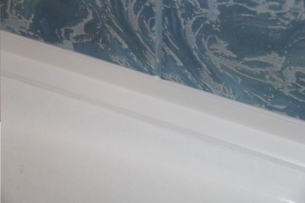 Как приклеить бордюр на ванну: разбор правил укладки + инструкция по установке Как приклеить бордюр на ванну: разбор правил укладки + инструкция по установке