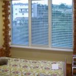 Жалюзи в спальню (75 фото): выбираем на пластиковые окна вертикальные и горизонтальные жалюзи Жалюзи в спальню (75 фото): выбираем на пластиковые окна вертикальные и горизонтальные жалюзи