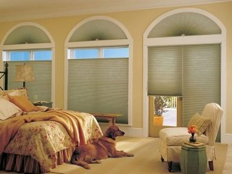 Жалюзи в спальню (75 фото): выбираем на пластиковые окна вертикальные и горизонтальные жалюзи Жалюзи в спальню (75 фото): выбираем на пластиковые окна вертикальные и горизонтальные жалюзи
