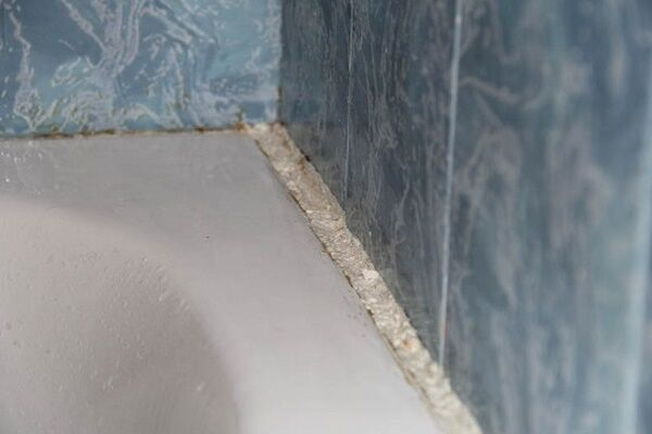 Как приклеить бордюр на ванну: разбор правил укладки + инструкция по установке Как приклеить бордюр на ванну: разбор правил укладки + инструкция по установке