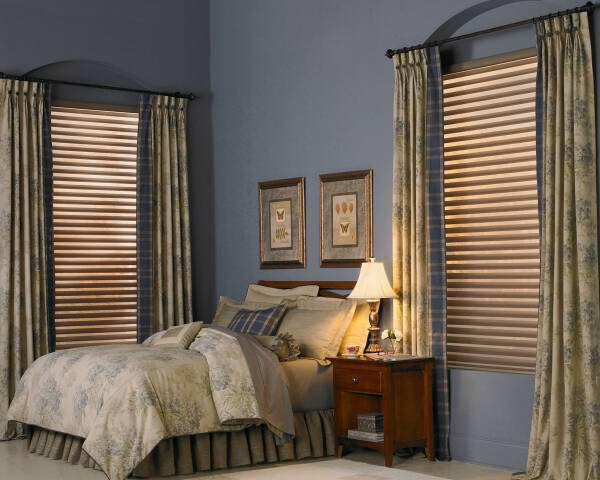 Жалюзи в спальню (75 фото): выбираем на пластиковые окна вертикальные и горизонтальные жалюзи Жалюзи в спальню (75 фото): выбираем на пластиковые окна вертикальные и горизонтальные жалюзи