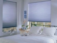 Жалюзи в спальню (75 фото): выбираем на пластиковые окна вертикальные и горизонтальные жалюзи Жалюзи в спальню (75 фото): выбираем на пластиковые окна вертикальные и горизонтальные жалюзи