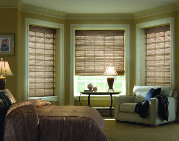 Жалюзи в спальню (75 фото): выбираем на пластиковые окна вертикальные и горизонтальные жалюзи Жалюзи в спальню (75 фото): выбираем на пластиковые окна вертикальные и горизонтальные жалюзи
