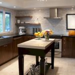 Обои на кухню: обилие палитры цветов и дизайна стенного покрытия Обои на кухню: обилие палитры цветов и дизайна стенного покрытия