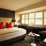 Жалюзи в спальню (75 фото): выбираем на пластиковые окна вертикальные и горизонтальные жалюзи Жалюзи в спальню (75 фото): выбираем на пластиковые окна вертикальные и горизонтальные жалюзи