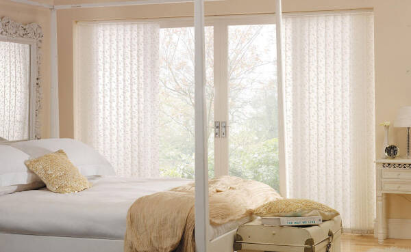 Жалюзи в спальню (75 фото): выбираем на пластиковые окна вертикальные и горизонтальные жалюзи Жалюзи в спальню (75 фото): выбираем на пластиковые окна вертикальные и горизонтальные жалюзи