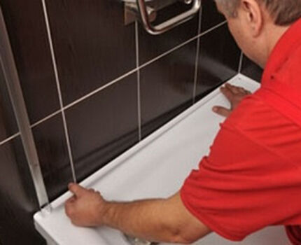 Как приклеить бордюр на ванну: разбор правил укладки + инструкция по установке Как приклеить бордюр на ванну: разбор правил укладки + инструкция по установке