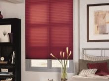 Жалюзи в спальню (75 фото): выбираем на пластиковые окна вертикальные и горизонтальные жалюзи Жалюзи в спальню (75 фото): выбираем на пластиковые окна вертикальные и горизонтальные жалюзи