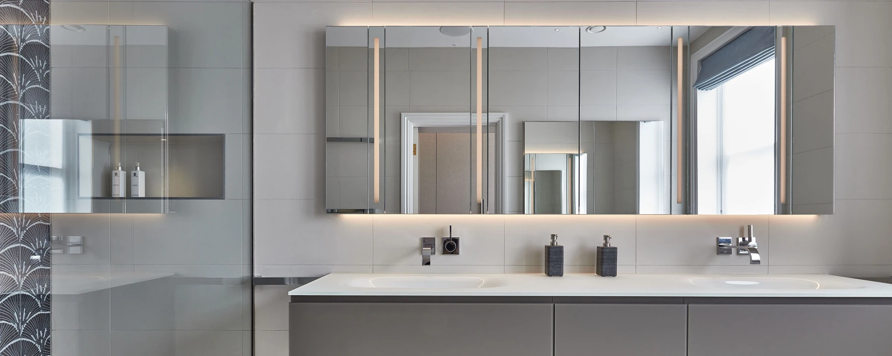 Люстра для ванной комнаты — эстетика и функциональность в одном изделии Люстра для ванной комнаты — эстетика и функциональность в одном изделии