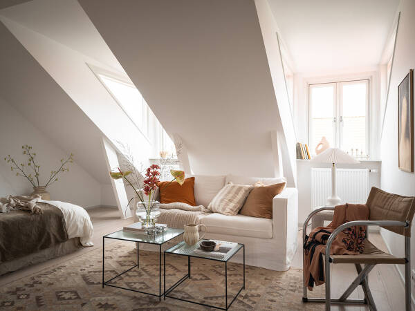 Небольшая мансарда с открытой планировкой и теплым декором (35 кв. м) Небольшая мансарда с открытой планировкой и теплым декором (35 кв. м)