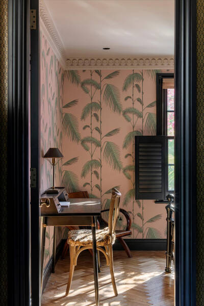 Небольшой дом в Лондоне с черными акцентами в декоре Небольшой дом в Лондоне с черными акцентами в декоре