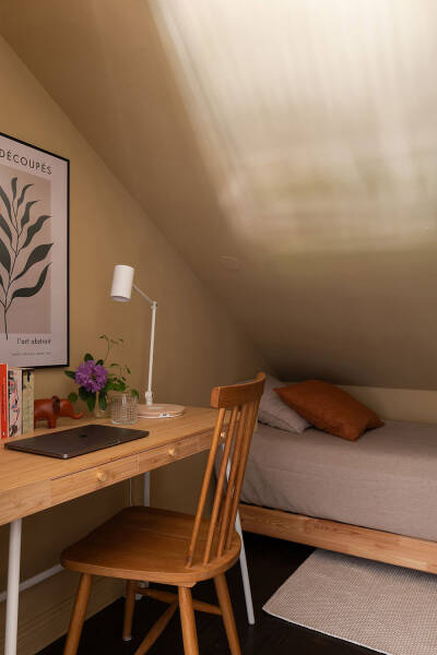 Штукатурка на стенах и спальни под крышей: двухэтажная квартира в Швеции Штукатурка на стенах и спальни под крышей: двухэтажная квартира в Швеции