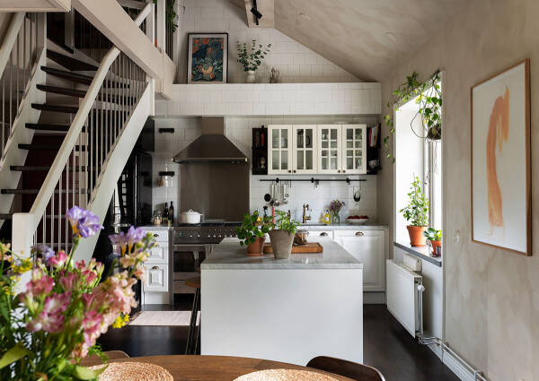 Штукатурка на стенах и спальни под крышей: двухэтажная квартира в Швеции Штукатурка на стенах и спальни под крышей: двухэтажная квартира в Швеции