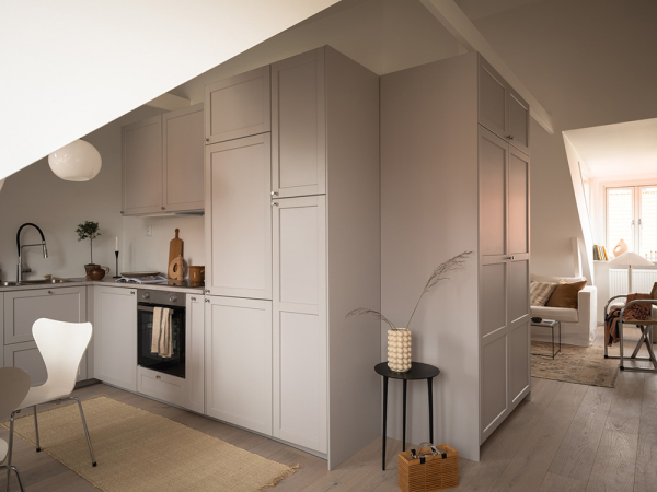 Небольшая мансарда с открытой планировкой и теплым декором (35 кв. м) Небольшая мансарда с открытой планировкой и теплым декором (35 кв. м)