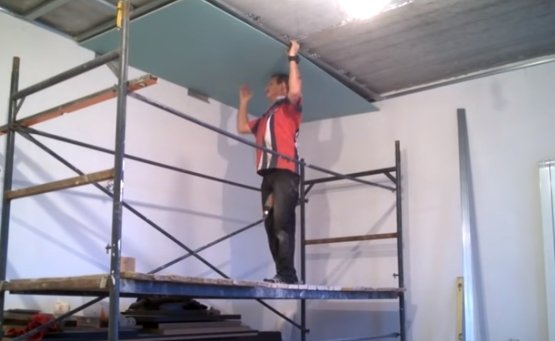 Приспособления для монтажа гипсокартона на потолок одному