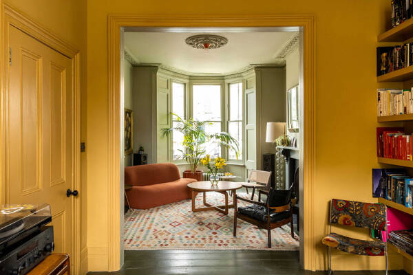 Цветные комнаты и старинные детали: смелый дизайн викторианского дома в Лондоне Цветные комнаты и старинные детали: смелый дизайн викторианского дома в Лондоне