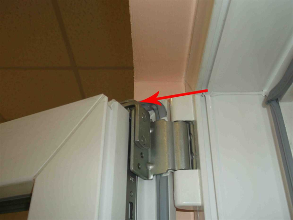 Почему появляется сквозняк со стороны петель пластикового окна и как его устранить — советы Почему появляется сквозняк со стороны петель пластикового окна и как его устранить — советы