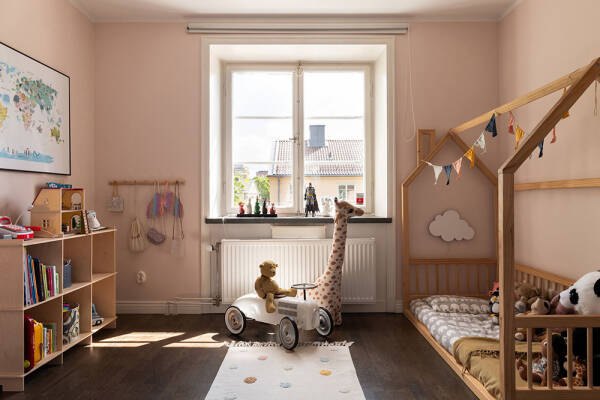 Штукатурка на стенах и спальни под крышей: двухэтажная квартира в Швеции Штукатурка на стенах и спальни под крышей: двухэтажная квартира в Швеции