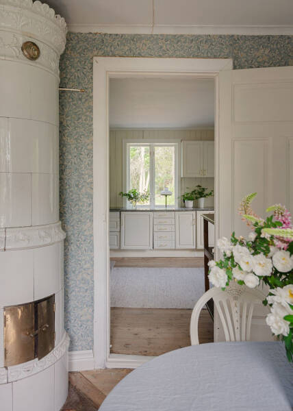 Царство цветочных обоев в красивом деревенском домике в Швеции Царство цветочных обоев в красивом деревенском домике в Швеции