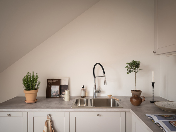 Небольшая мансарда с открытой планировкой и теплым декором (35 кв. м) Небольшая мансарда с открытой планировкой и теплым декором (35 кв. м)