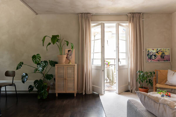 Штукатурка на стенах и спальни под крышей: двухэтажная квартира в Швеции Штукатурка на стенах и спальни под крышей: двухэтажная квартира в Швеции