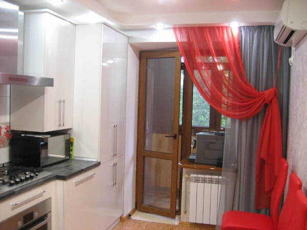 Выбираем тюль на кухню где есть балконная дверь Выбираем тюль на кухню где есть балконная дверь