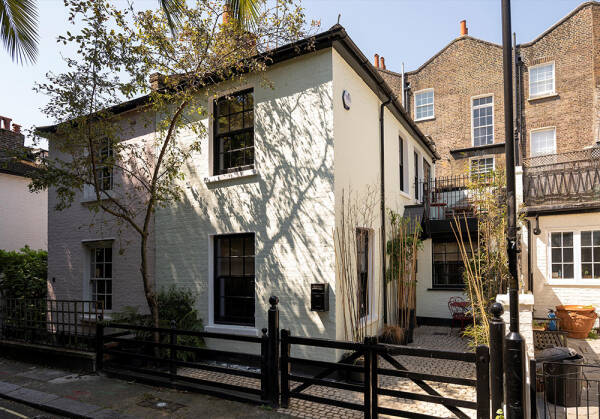 Небольшой дом в Лондоне с черными акцентами в декоре Небольшой дом в Лондоне с черными акцентами в декоре